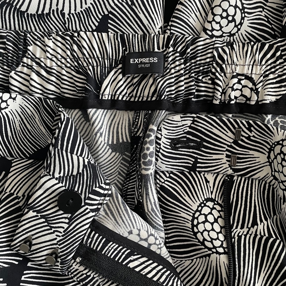Express Monochrome Floral Pattern Pants - Picture 7 of 9